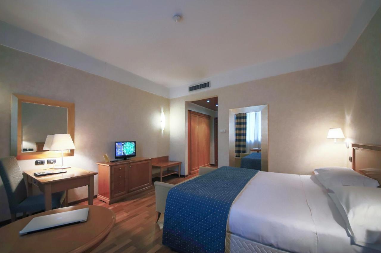 Monica Hotel Fiera Pregnana Milanese Exterior photo
