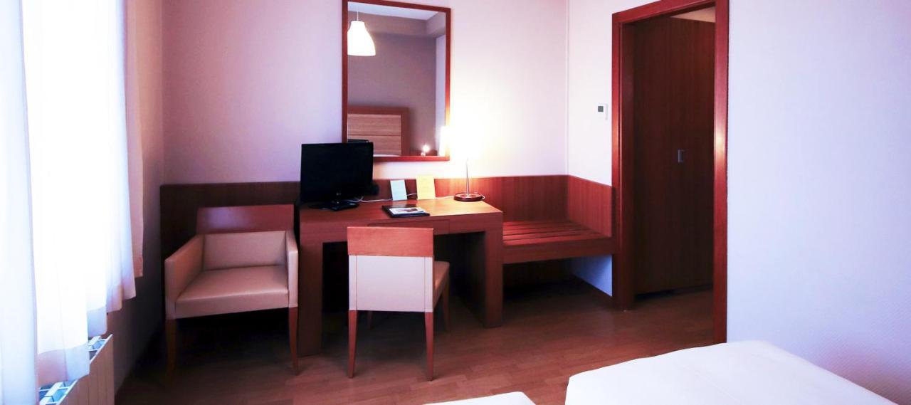 Monica Hotel Fiera Pregnana Milanese Exterior photo