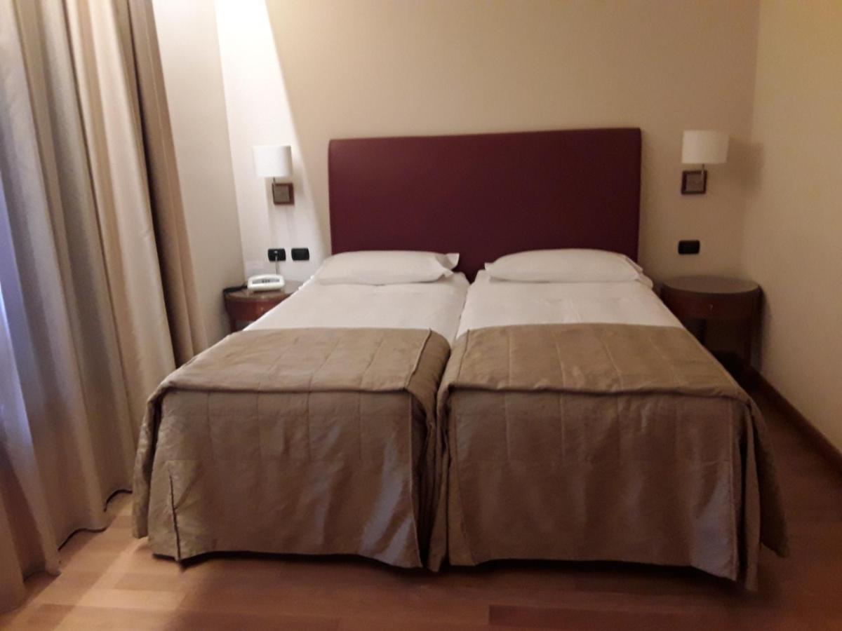 Monica Hotel Fiera Pregnana Milanese Exterior photo