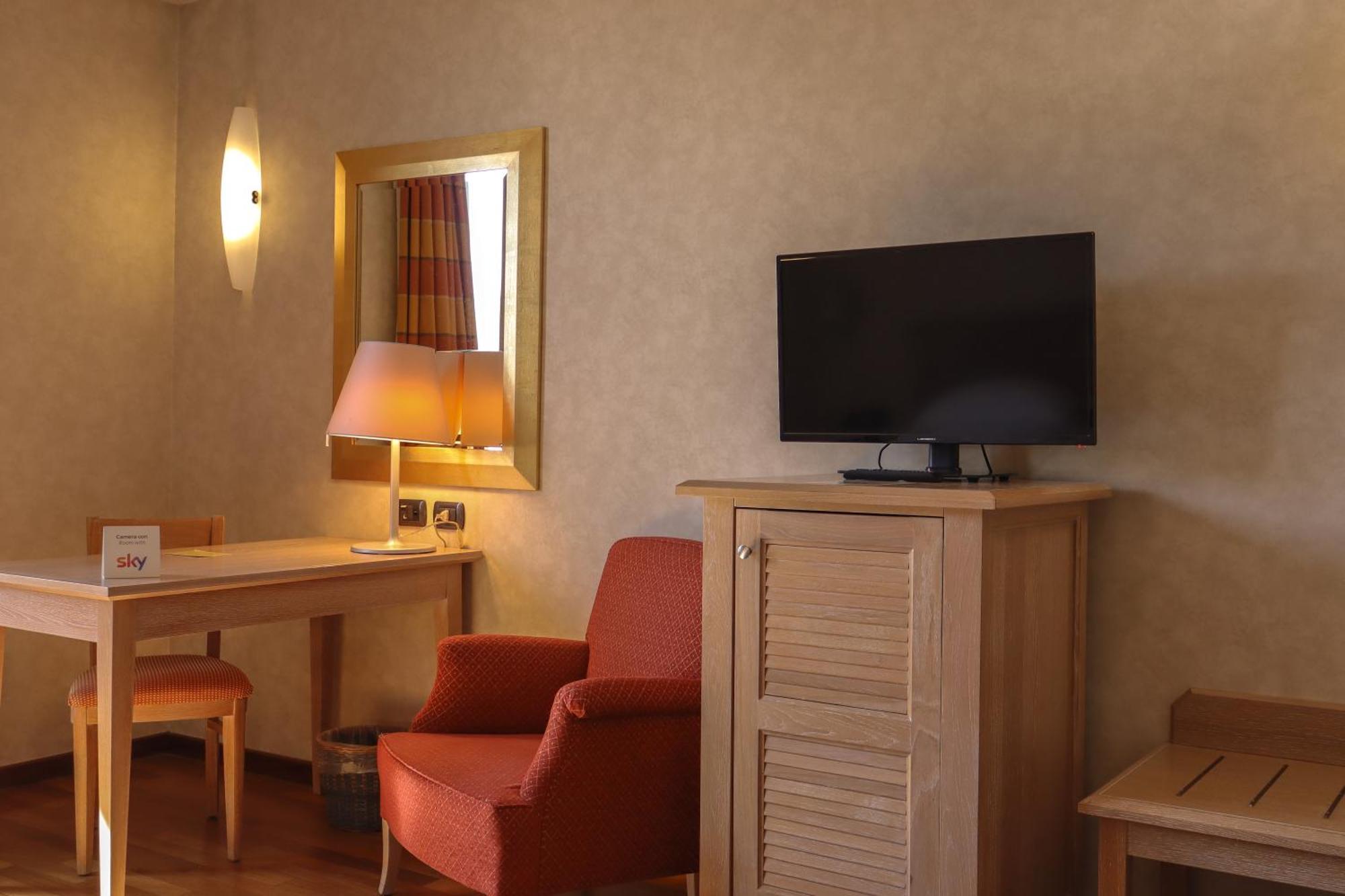 Monica Hotel Fiera Pregnana Milanese Exterior photo