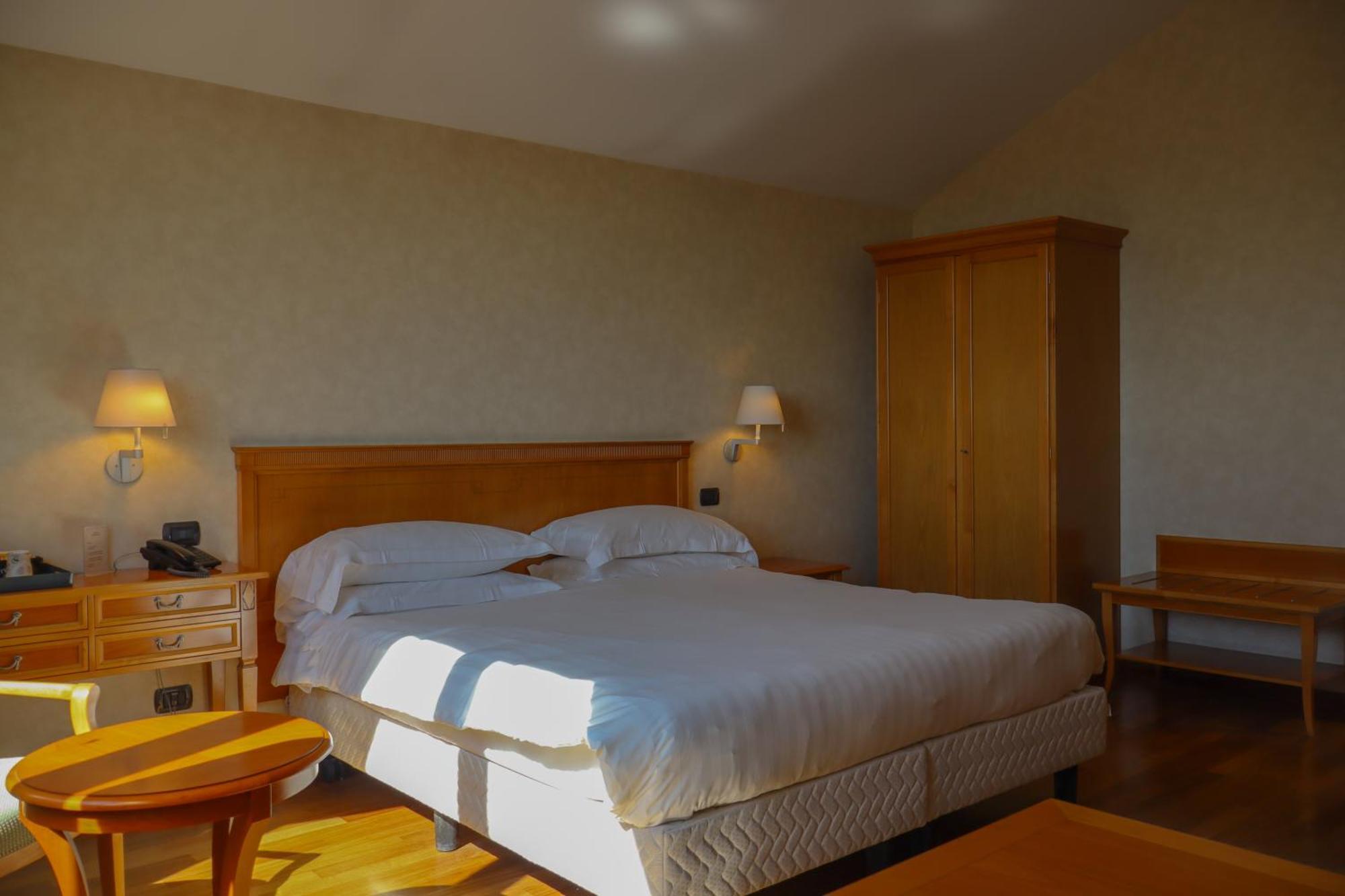 Monica Hotel Fiera Pregnana Milanese Exterior photo