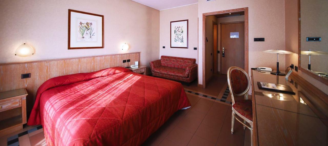 Monica Hotel Fiera Pregnana Milanese Exterior photo
