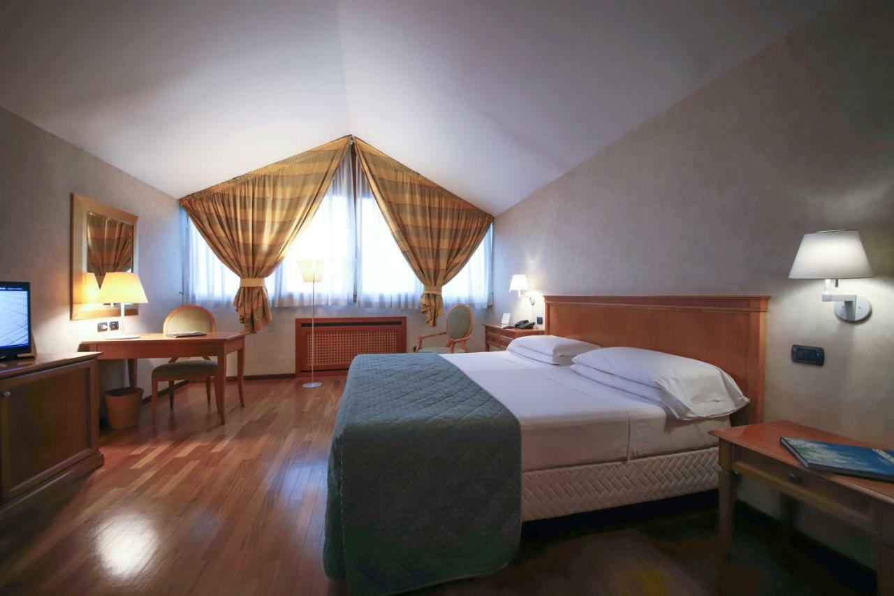 Monica Hotel Fiera Pregnana Milanese Exterior photo