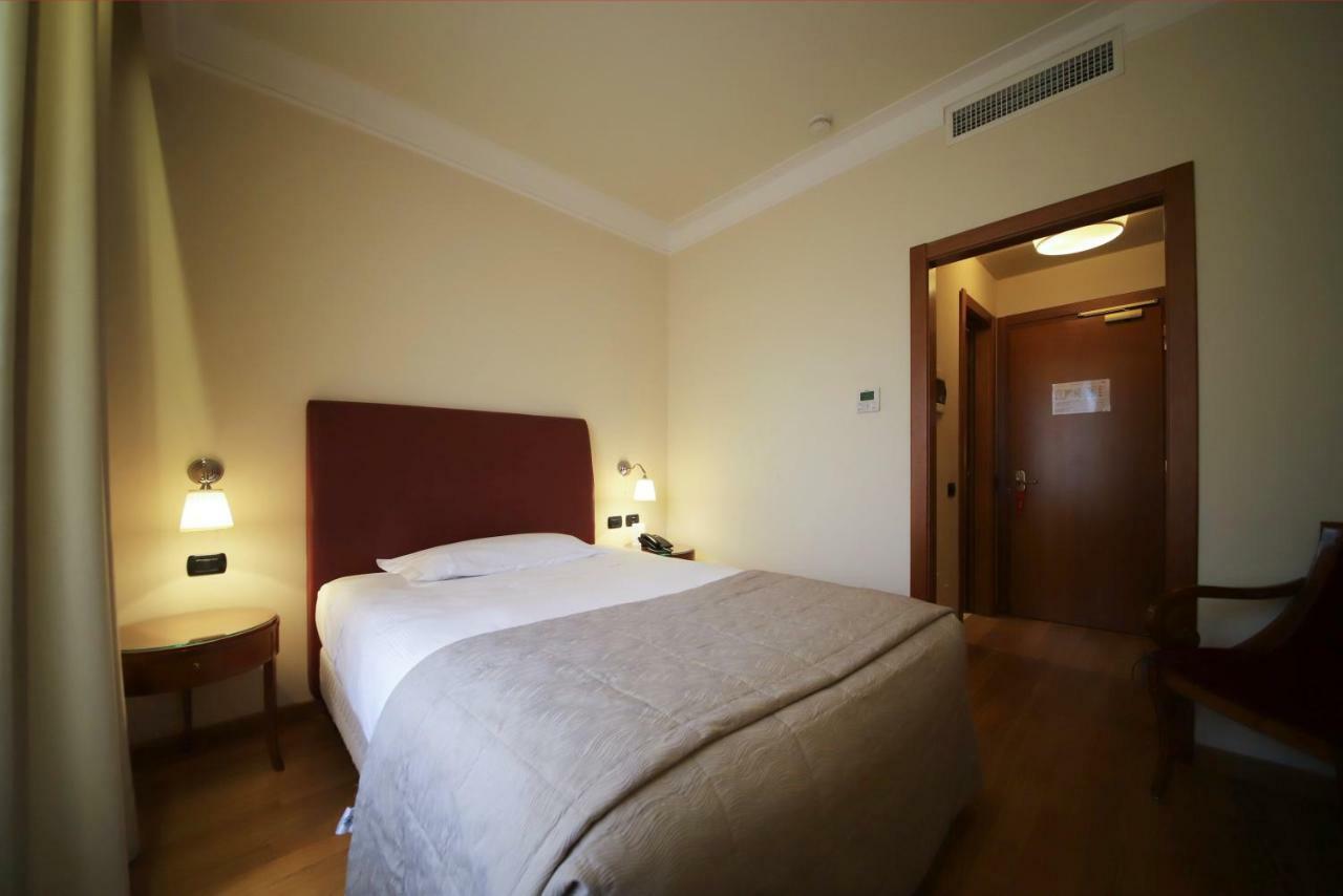 Monica Hotel Fiera Pregnana Milanese Exterior photo