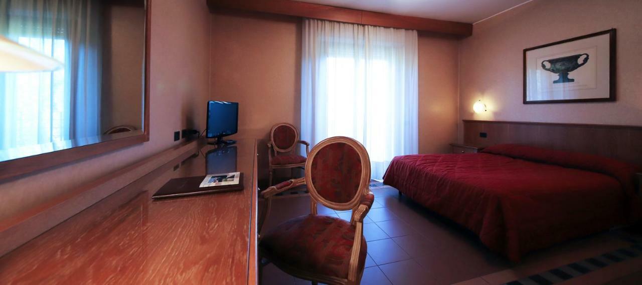 Monica Hotel Fiera Pregnana Milanese Exterior photo